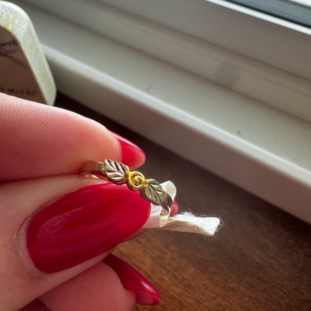 Elegant Black Hills Gold Leaf Ring